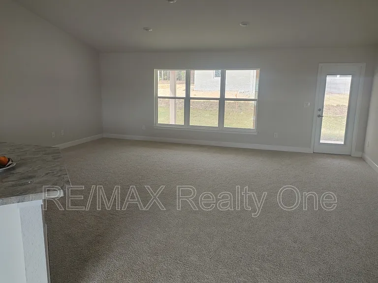8398 N Jay Dr — Photo 2