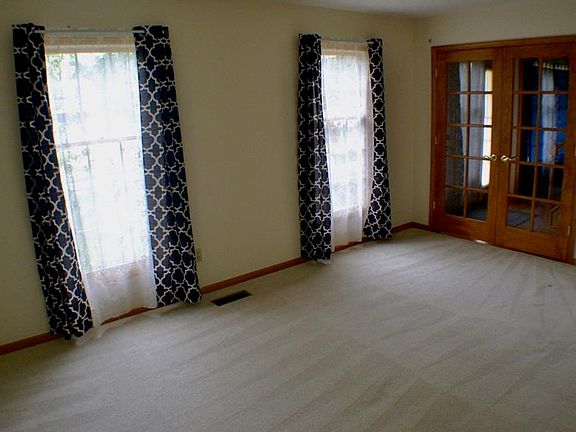 3rd image of 3184 Central Park Ln