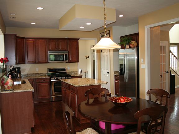 Kitchen w/breakfast area
