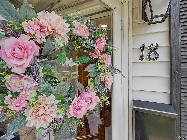 18 Heath Ln — Photo 2