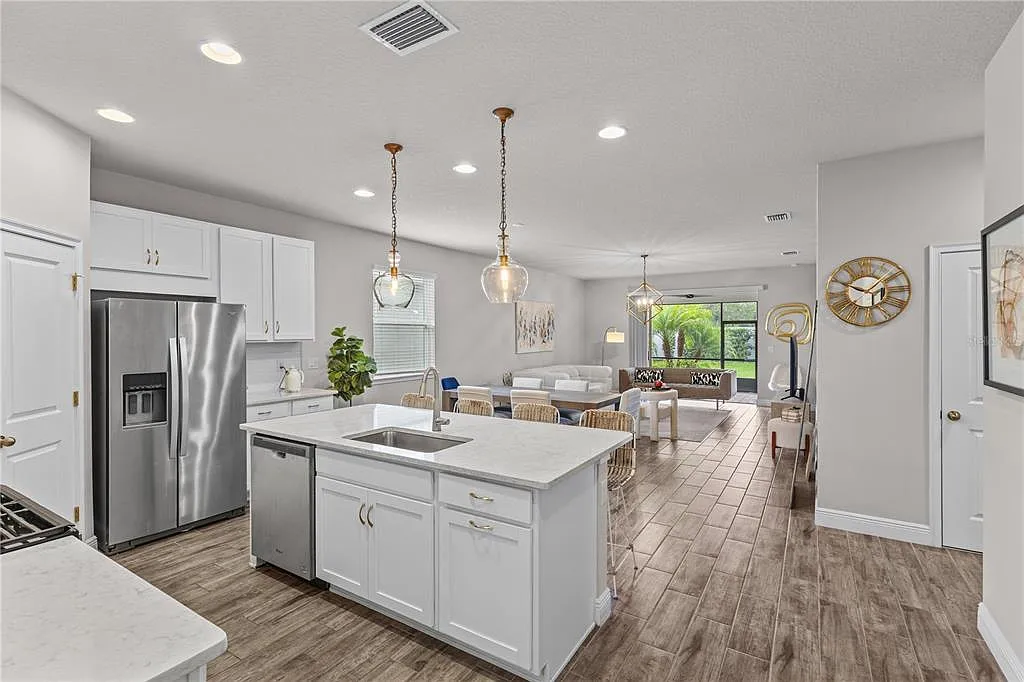 3 bed, 2.0 bath, 1950 sqft, $3,200 — Photo 3