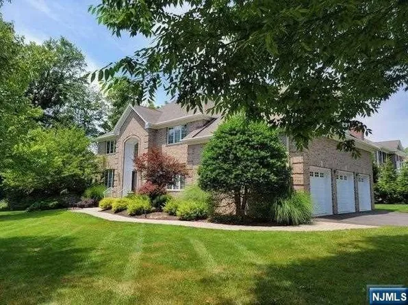 601 Peterson Farm Ct, River Vale, NJ 07675