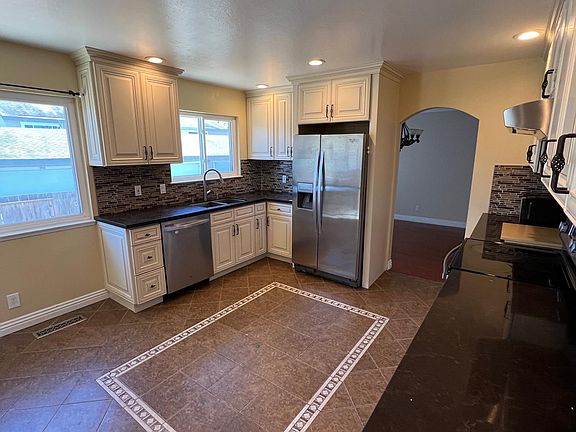 4th image of 980 Gull Ave