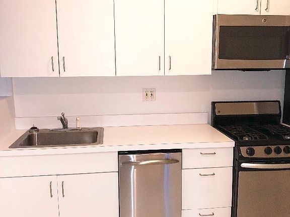 4th image of 305 W 45th St APT 6i