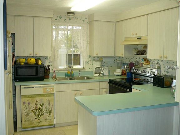 5th image of 40 Castaway Ct