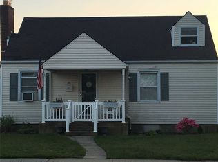 88 W Riviera Dr, Lindenhurst, NY 11757