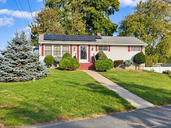 37 Paula St, Somerset, MA 02726