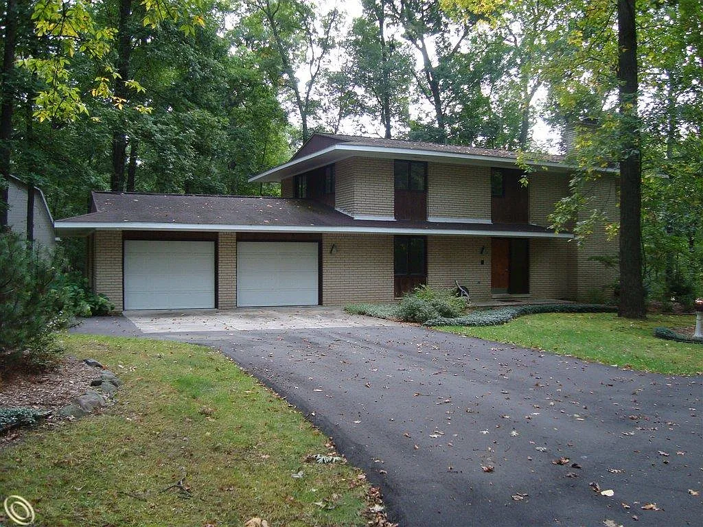 1665 Wixom Trl photo 1