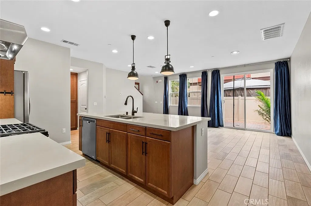3 bed, 2.5 bath, 1600 sqft, $3,800 — Photo 2