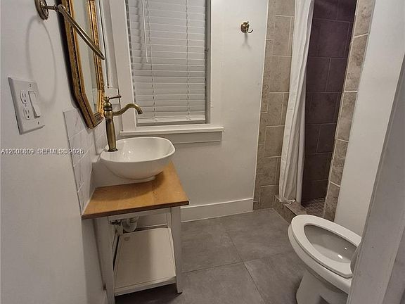 4th image of 218 S M St