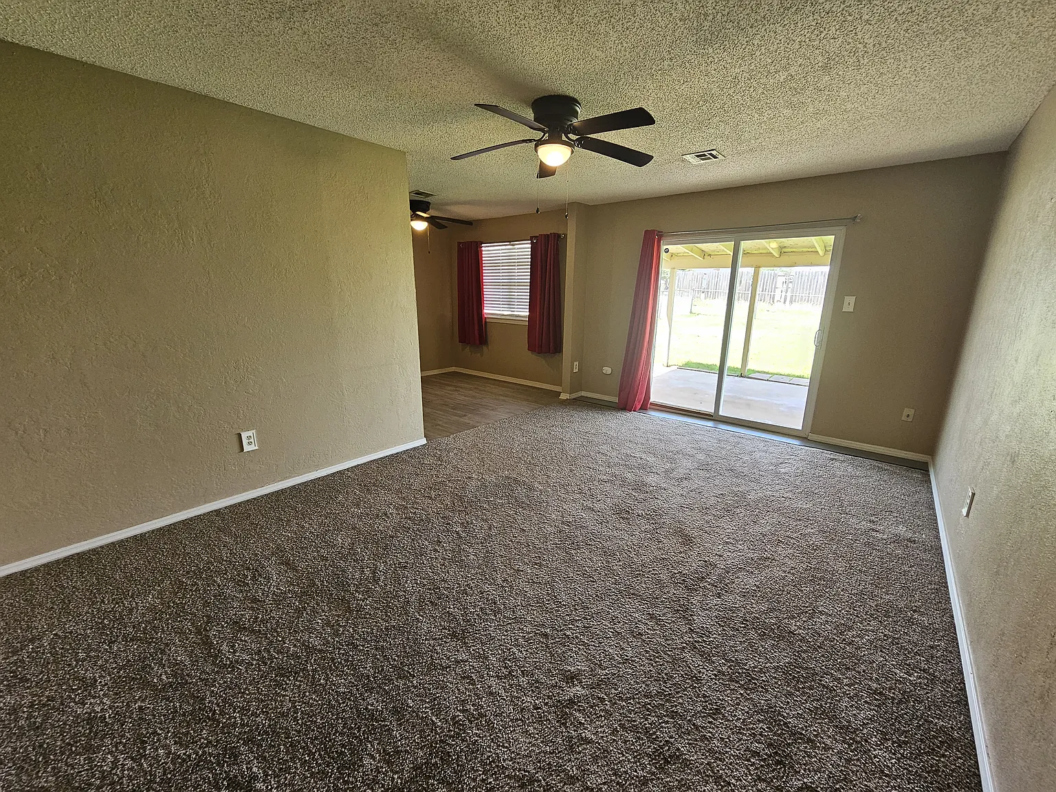 3 bed, 1100 sqft, $1,300 — Photo 2