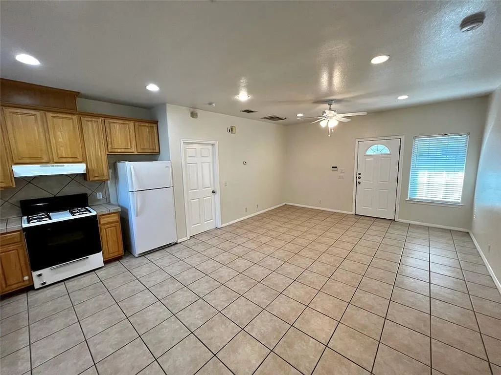 2 bed, 2.0 bath, 850 sqft, $1,895 — Photo 3
