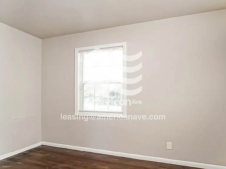 1583637_004_wm_-_living_room_13181646.jpg