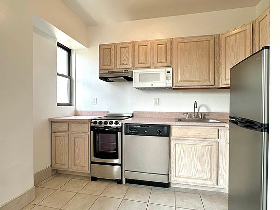 5th image of 2350 Broadway #1117A