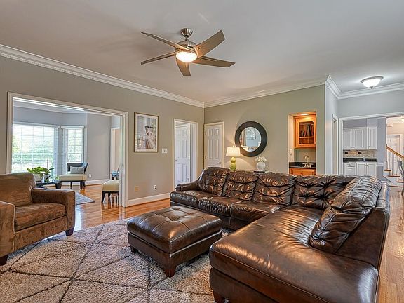 4th image of 408 S Oakley Ln
