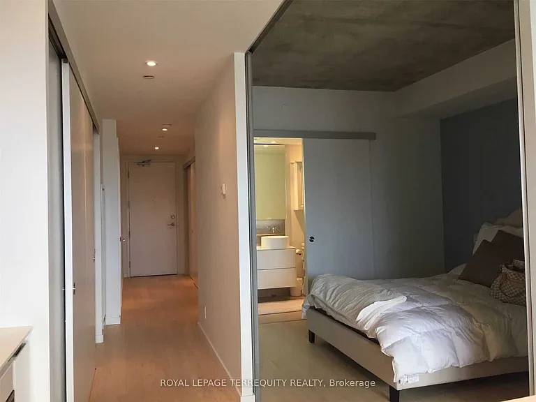 383 Sorauren Ave #413 — Photo 4