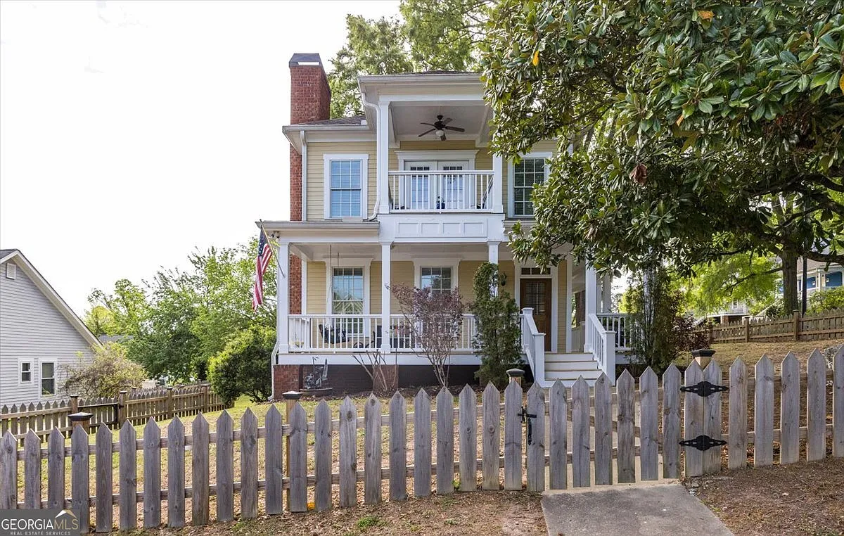 1081 Ash St photo 1