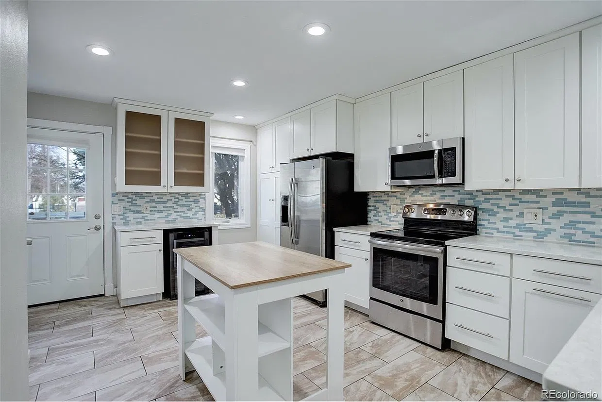 2 bed, 1.5 bath, 1008 sqft, $2,300 — Photo 2