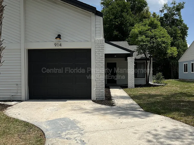 914 Robinhood Ct — Photo 3