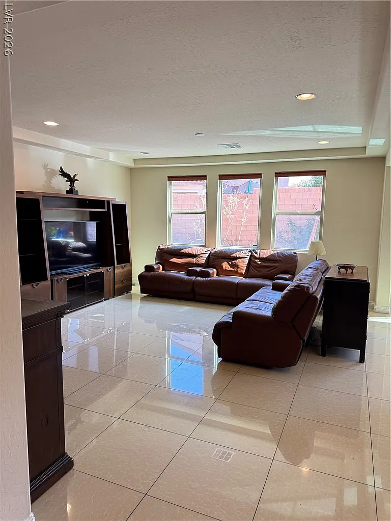 4 bed, 2.5 bath, 3015 sqft, $3,150 — Photo 4