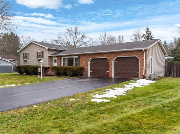 3 Redwood Dr, Greenville, PA 16125