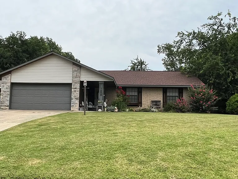 1608 Red Bud Ln — Photo 2