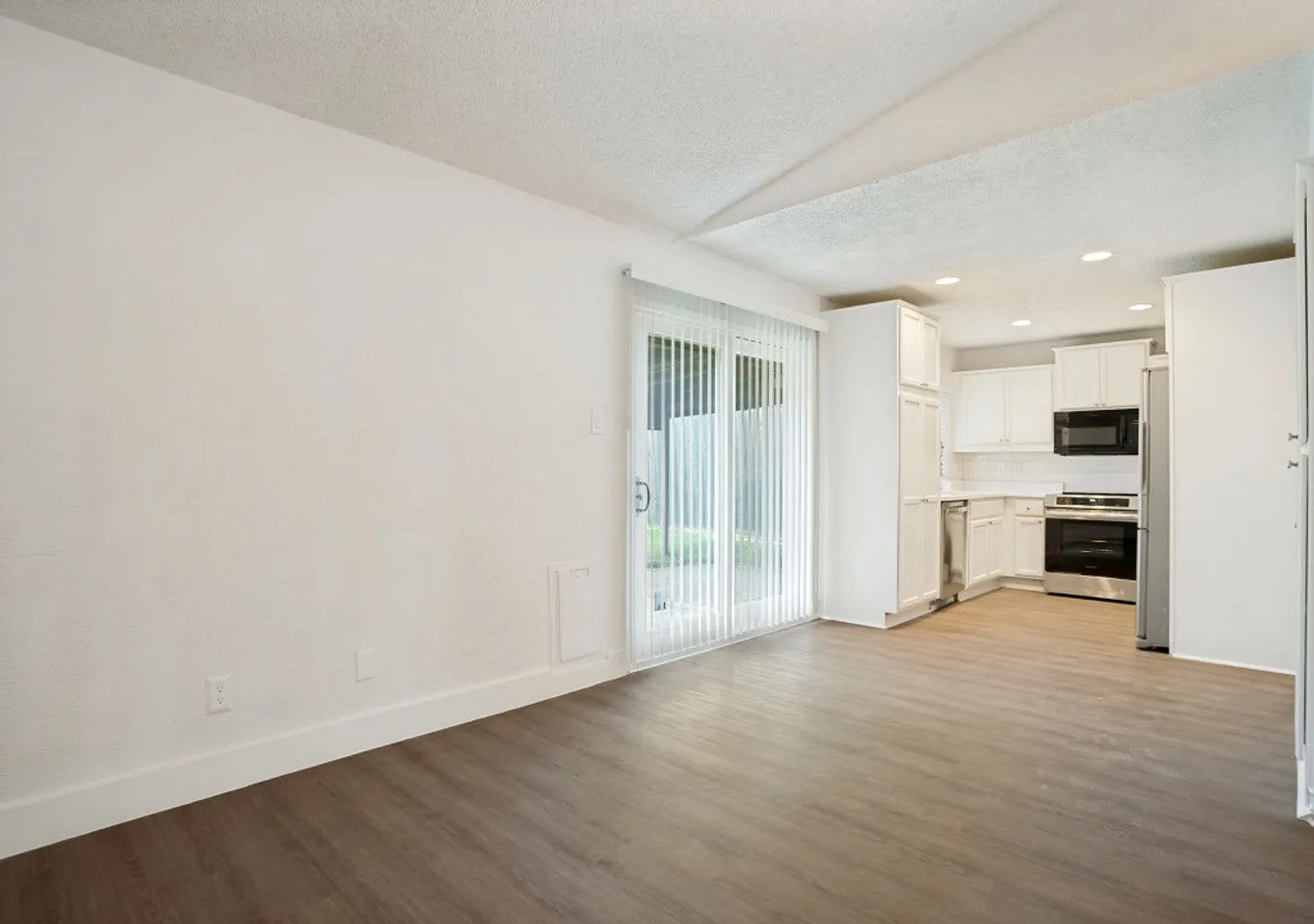 Freshly Renovated 3 Bedroom House in Plano! — Photo 4