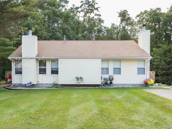 11282 Lake Forest Dr, Pinckney, MI 48169
