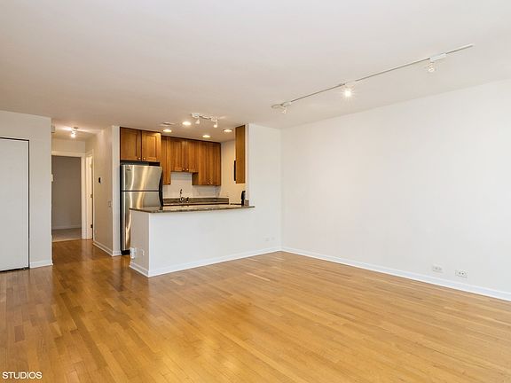 5th image of 2053 N Larrabee St #1