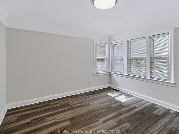 4th image of 68 Tweedsmuir Ave E