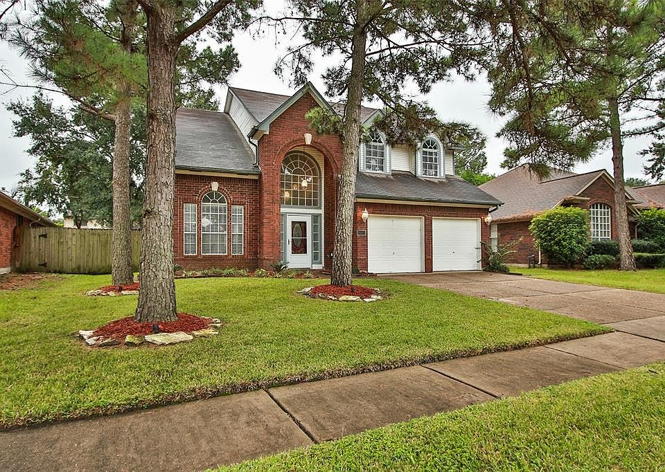 Welcome to this charming David Weekley 2-story in the heart of Northwest Houston's master-planned community of Copperfield!