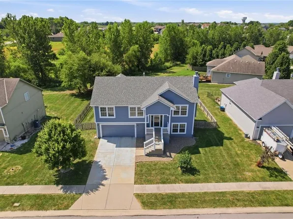 1501 N 6th St E, Louisburg, KS 66053