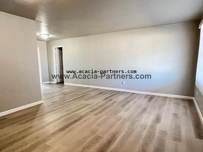 1941 W Spring St — Photo 2
