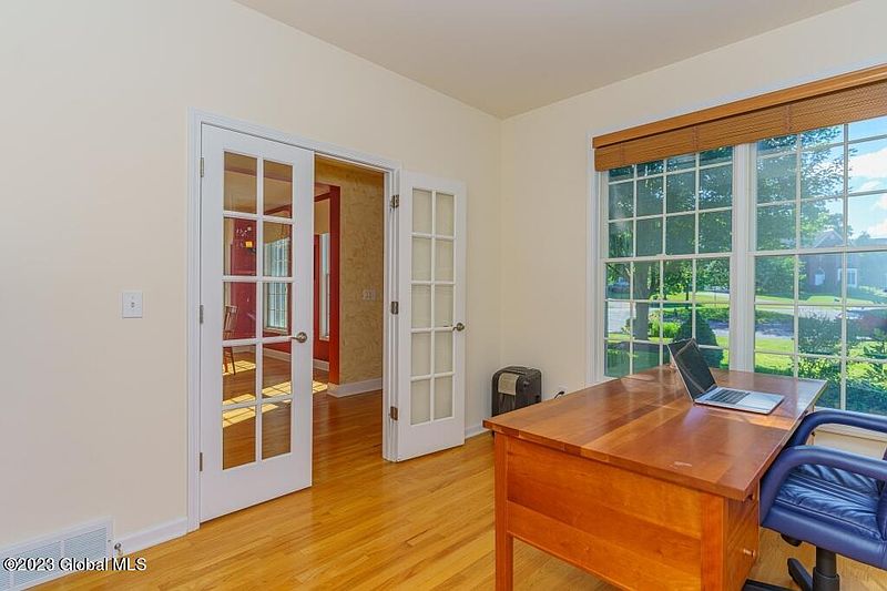 4th image of 8 Wallbrook Court