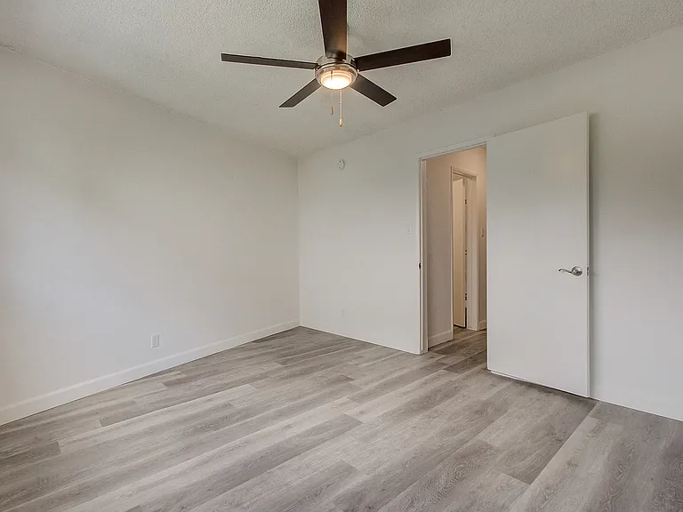 Ethel Avenue Apartments — Photo 35