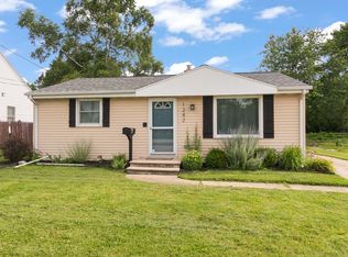 1242 Lore Ln, Green Bay, WI 54303