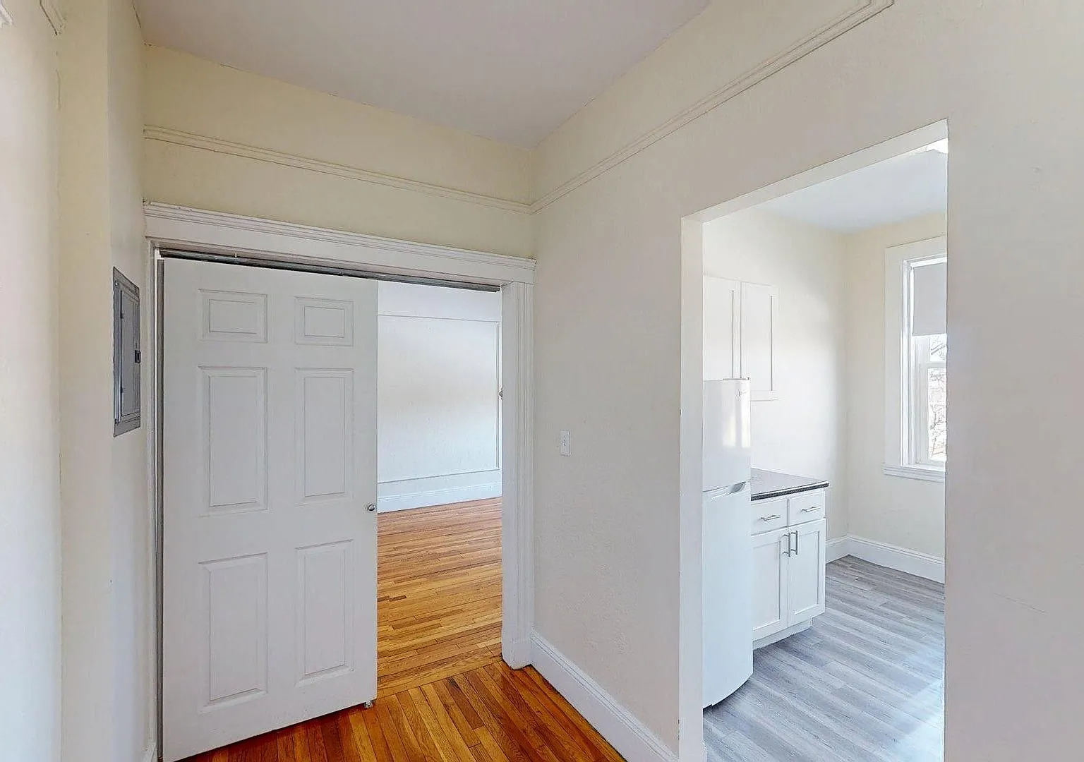Charming 1 Bedroom-No Broker Fee — Photo 3