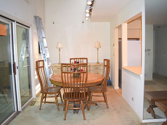 4th image of 605 Country Ln #605