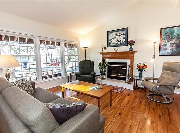 4th image of 46 Deerfield Ln