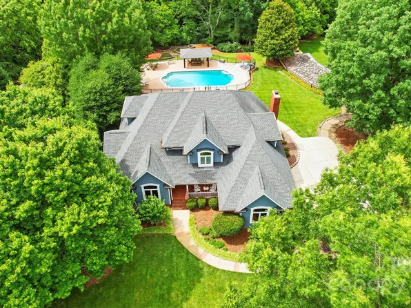 1042 Heather Glen Dr, Matthews, NC 28104