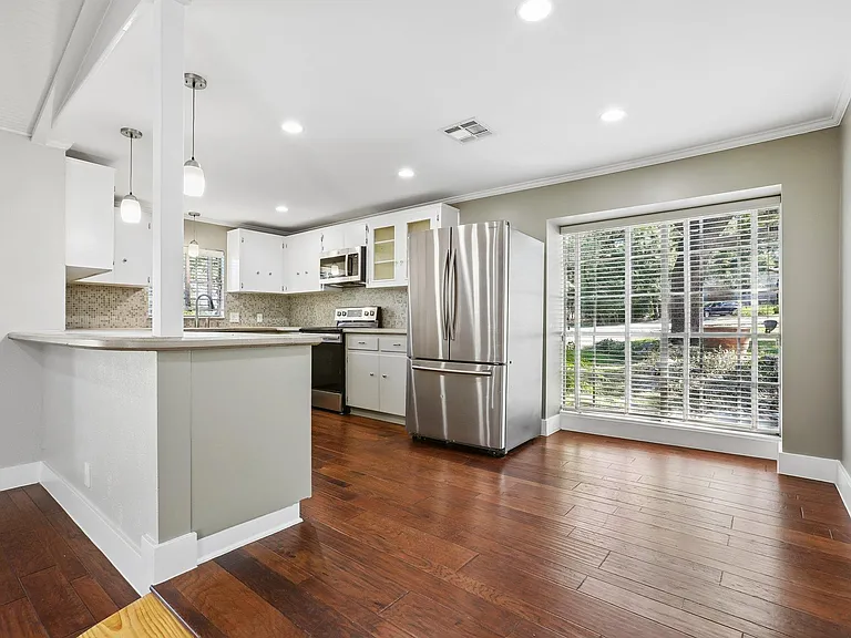 10903 Mellow Ln — Photo 7