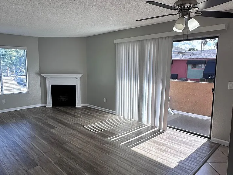 1726 Daly-Jardin Apartments — Photo 4