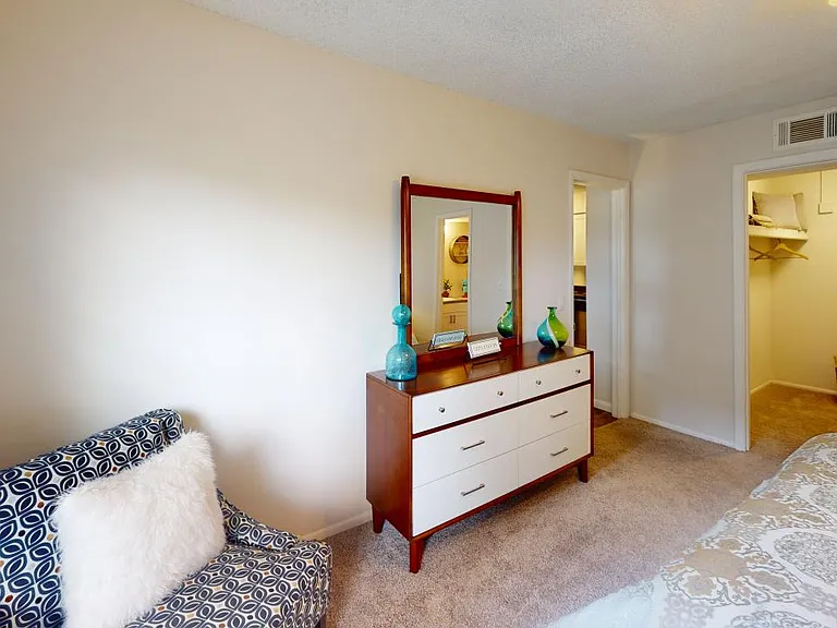 Somerset Apartments — Photo 7