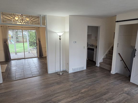 4th image of 250 Edgewood Dr