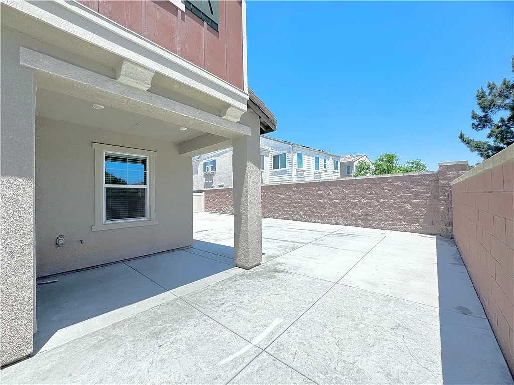 4 bed, 2100 sqft, $4,100 — Photo 3