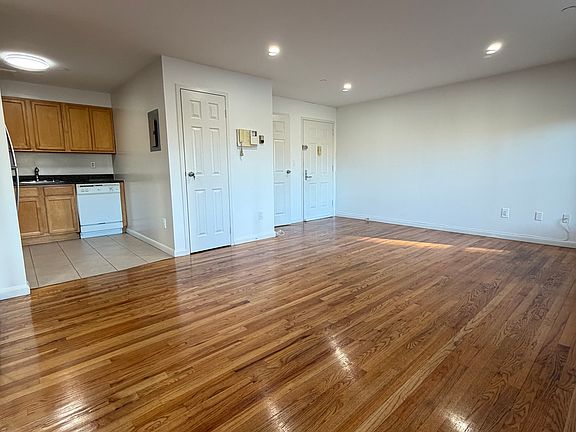 3rd image of 11882 Metropolitan Ave APT 3C