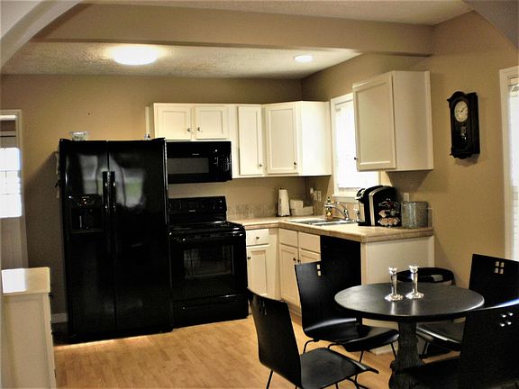 3rd image of 231 E Park Ave
