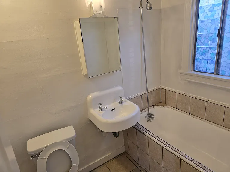 2812 3/4 Hillcrest Dr — Photo 16