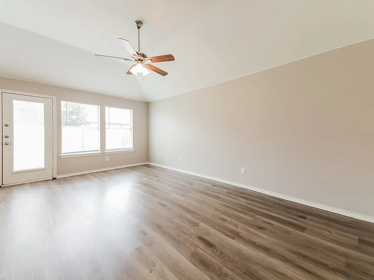 1008 Halifax Ln — Photo 4