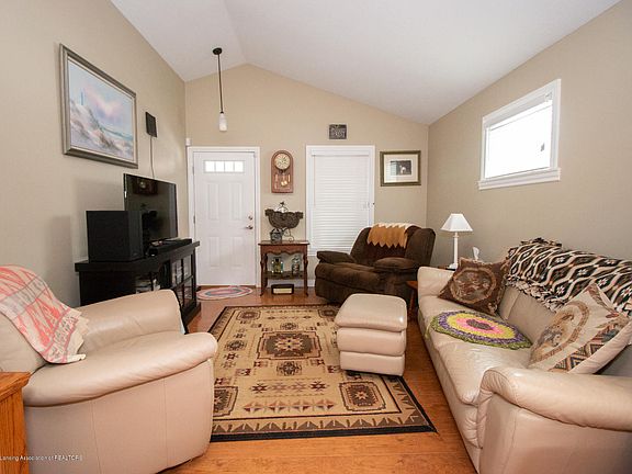 3rd image of 608 Leslie St